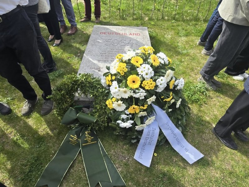 Zentralrat gedenkt in Flossenb&uuml;rg